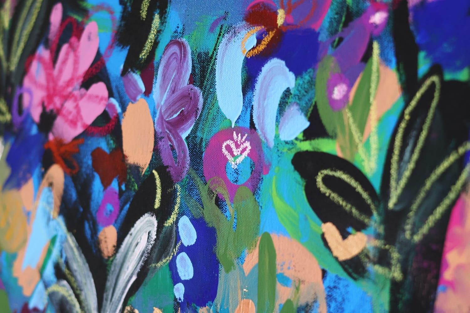Detalle de pincelada: flores y hojas en azul, verde y rosa