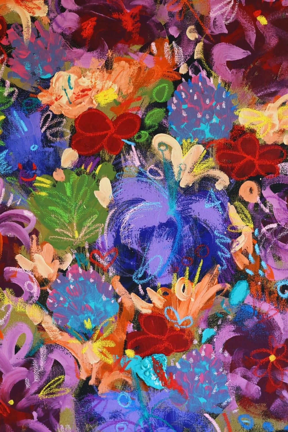Detalle de flores inventadas en rojo, violeta y azul